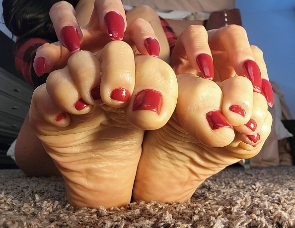 content/obsessed-with-xanas-red-pedi/3.jpg