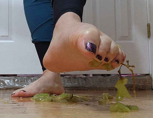 content/crushed-like-grapes-under-annikas-feet/2.jpg