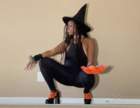 content/isis-in-her-sexy-witch-costume/4.jpg