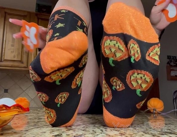 content/knee-high-halloween-sock-treat/3.jpg