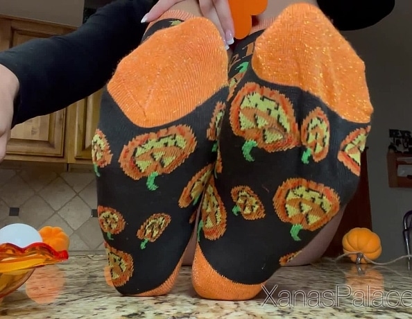 content/knee-high-halloween-sock-treat/4.jpg