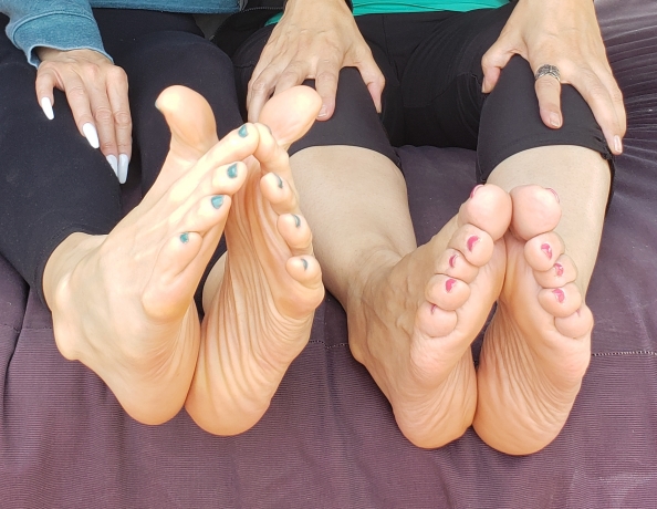 content/mature-bare-feet-in-flip-flops/4.jpg