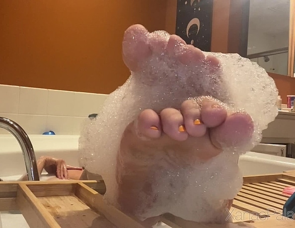 content/michelle-flaunts-her-feet-in-the-tub/4.jpg