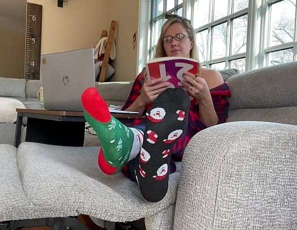 content/michelle-lounges-in-christmas-socks/2.jpg