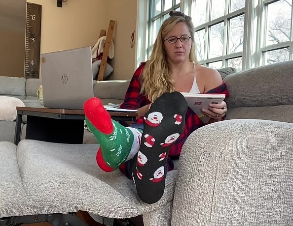 content/michelle-lounges-in-christmas-socks/3.jpg