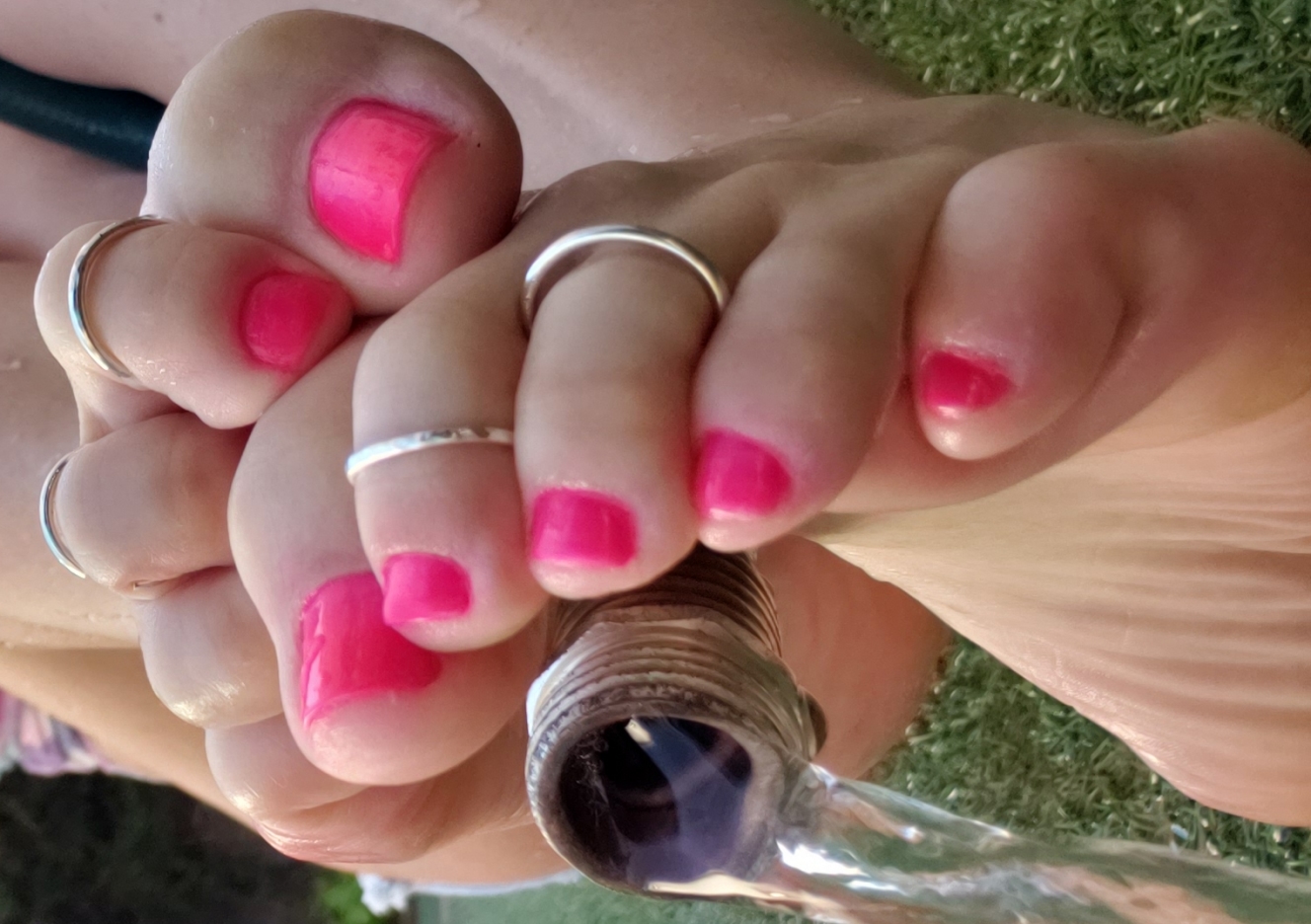 content/neon-pink-wet-toes/0.jpg