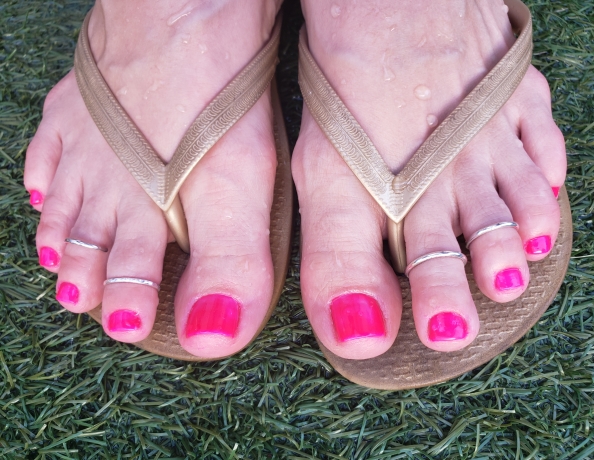 content/neon-pink-wet-toes/1.jpg