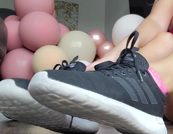 content/order-xanas-black-adidas-sneakers/3.jpg