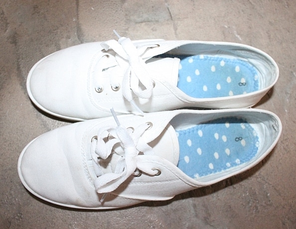content/shilohs-white-canvas-tennis-shoes/1.jpg