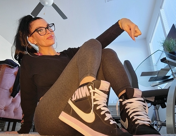 content/stinky-black-socks-with-nikes/1.jpg