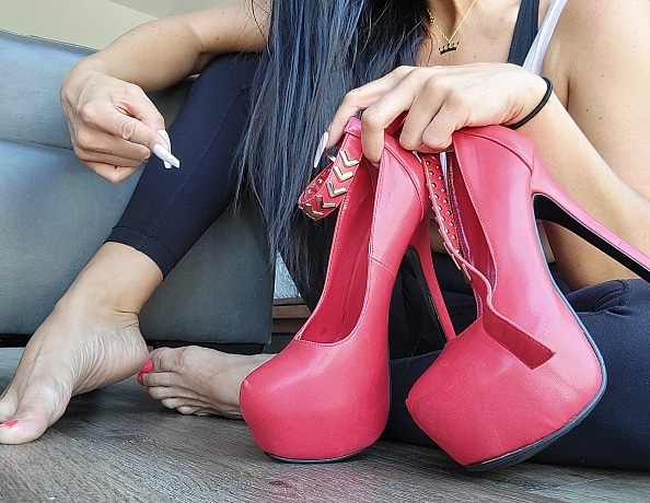 content/xanas-red-stiletto-heels/2.jpg