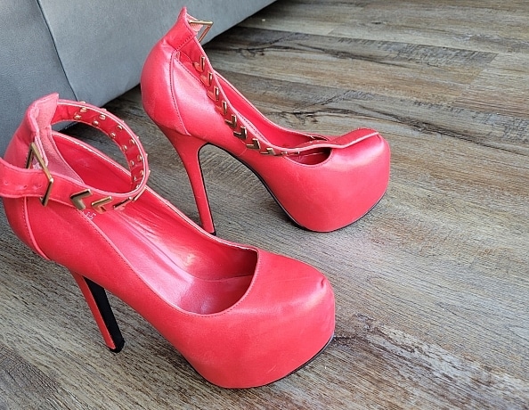 content/xanas-red-stiletto-heels/3.jpg