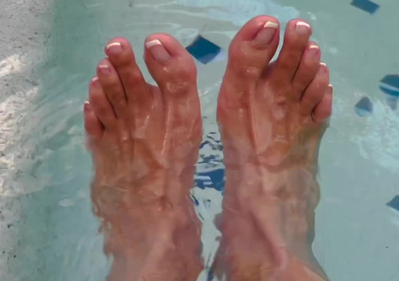 content/zoys-clean-bare-feet-in-water/0.jpg