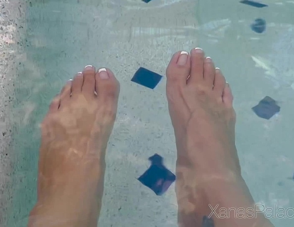 content/zoys-clean-bare-feet-in-water/4.jpg